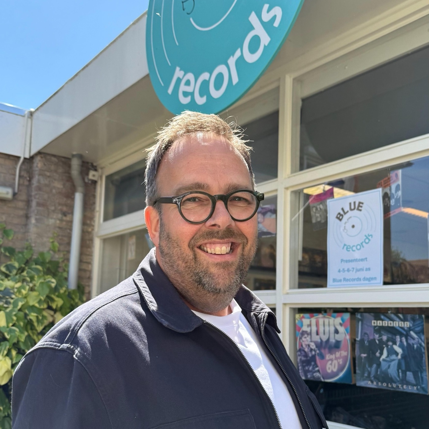 Frank voor de winkel