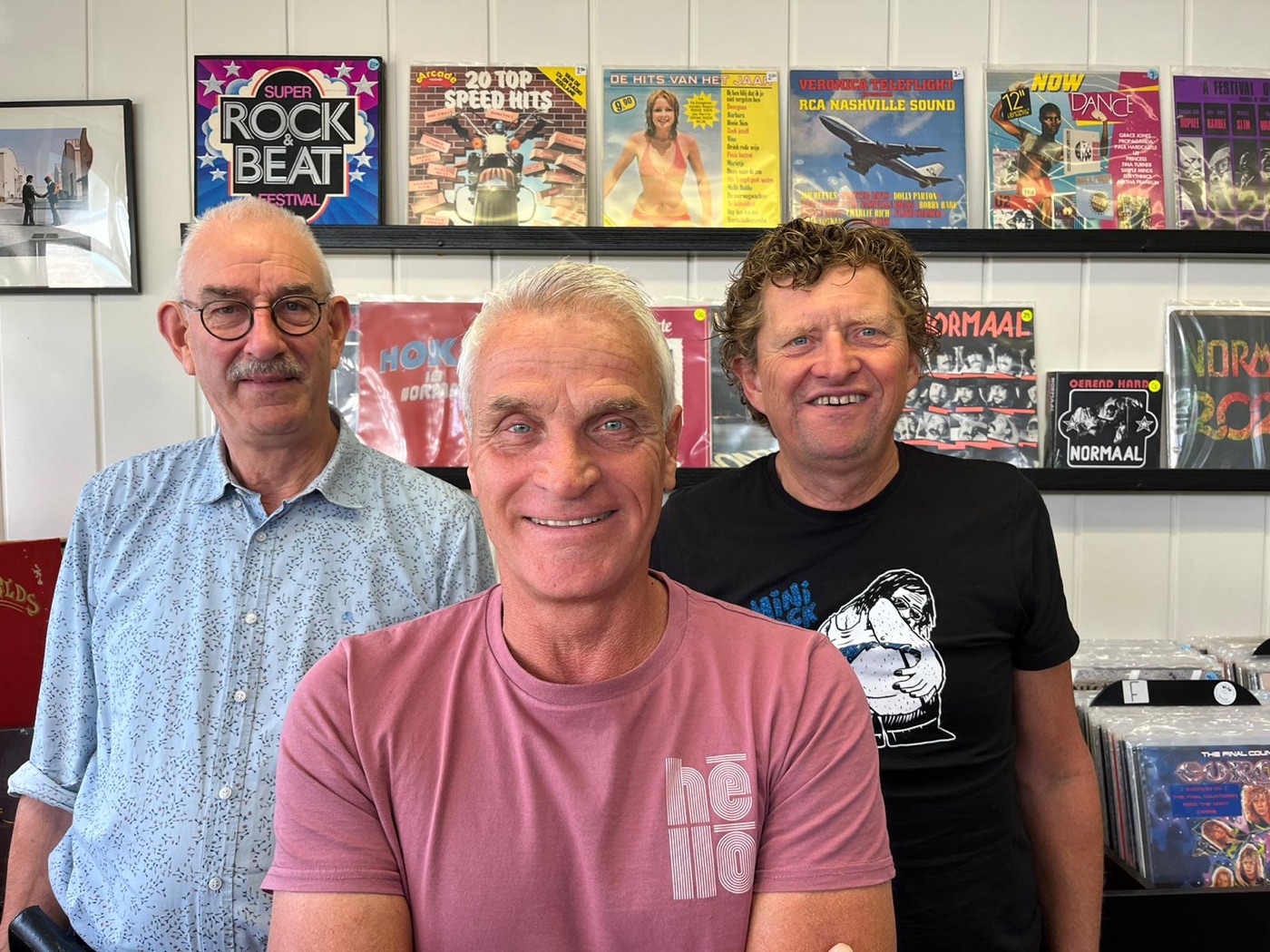 Vrijwilligers Jan, Tonnie en Harry in de winkel